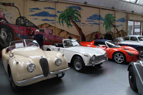 Bild Sportwagen unterschiedlicher Jahrzehnte - an der Versteigerung der Oldtimer Galerie am 23. April 2016 in Toffen