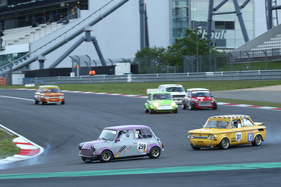 Start von Kampf der Zwerge mit Mini Cooper (1982) bei der Historic Trophy Nürburgring 2016 - Kampf der Zwerge Start von Kampf der Zwerge mit Mini Cooper (1982) bei der Historic Trophy Nürburgring 2016 - Kampf der Zwerge