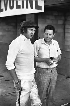 Steve McQueen mit einem Journalisten - Er fuhr mit dem Porsche 908 auf den zweiten Gesamtplatz! (12 Stunden von Sebring 1970)