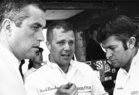 Teamchef Roger Penske (links) mit den beiden Piloten Mark Donohue (Mitte) und Ronnie Bucknum – sie fuhren den Lola T70 Mk 3 B GT (12 Stunden von Sebring 1969)