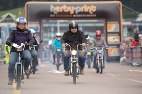 Töffli-Buben und -Mädels - am 24. Oldtimer Grandprix Safenwil 2015