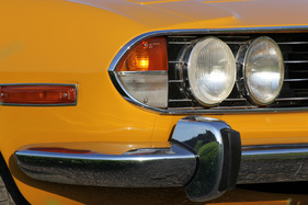 Triumph Stag (1970) - beim Produktionsmodell verzichtete man auf durchgehende Querstege und eine aufwändige Bewegungseinerichtung für die Schweinwerfer