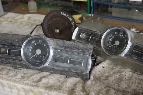 Verschiedene Kombi-Instrumente - Einblicke in die Arbeit der Ponton-Manufaktur