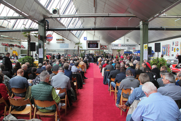 Voller Saal in Toffen - an der Versteigerung der Oldtimer Galerie am 23. April 2016 in Toffen