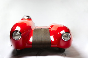 Von vorne sieht man das asymmetrische Design des Nardi Bisiluro DaMolNar von 1955 am Besten Von vorne sieht man das asymmetrische Design des Nardi Bisiluro DaMolNar von 1955 am Besten