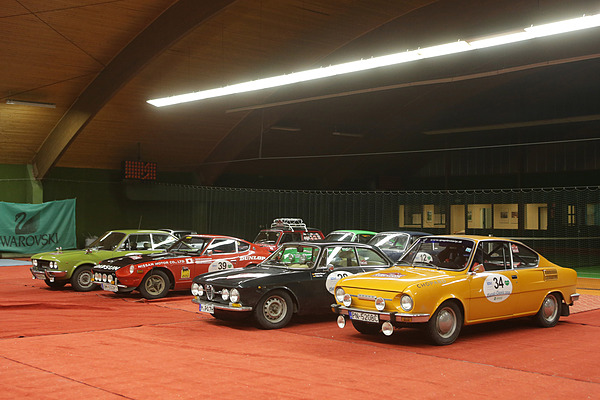 die Rallye-Fahrzeuge der Planai Classic 2013 warten im Trockenen