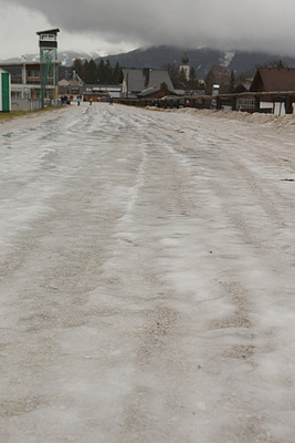 ohne Spikes geht da nicht viel auf der vereisten Trabrennbahn an der Planai Classic 2013