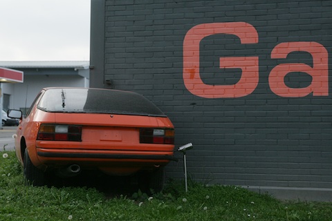 Heckansicht des Porsche 924 Turbo bei einem Gebäude im Thurgau