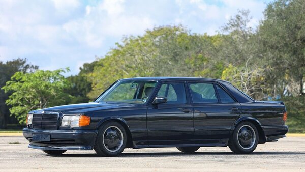 Mercedes-Benz 560 SEL