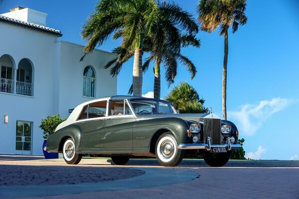 Rolls-Royce Phantom V James Young