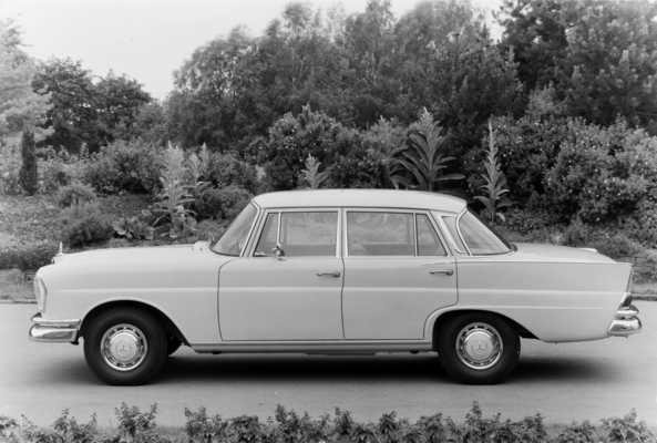 Mercedes-Benz 230 S