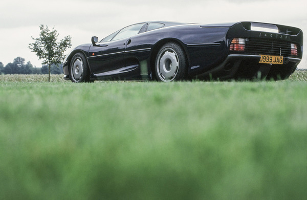Jaguar XJ 220