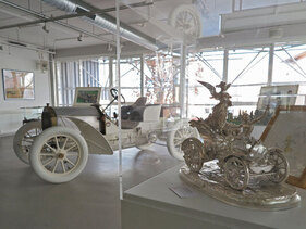 1:2 Modell des Wanderpokals vor dem Simplex 18/28 PS - zu sehen in derAusstellung "120 Jahre Gordon-Bennett-Rennen 1904" im Automuseum Central Garage