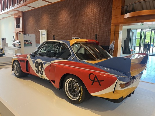 Bild 1: Alexander Calder BMW 3.0 CSL (1975) – Art Cars im Louwman Museum