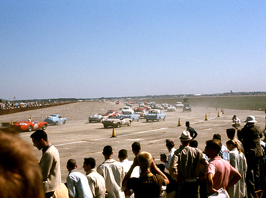 1. Linkskurve beim 12 Stunden Rennen von Sebring 1961