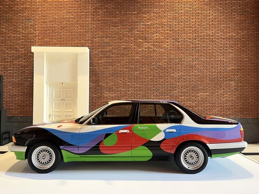 Bild 10: César Manrique BMW 730i (1990) – Art Cars im Louwman Museum