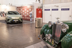 100 Jahre MG, eine subtile Meinungsäusserung des Fotografen zum linken Exponat dazwischen – Techno Classica 2024 100 Jahre MG, eine subtile Meinungsäusserung des Fotografen zum linken Exponat dazwischen – Techno Classica 2024