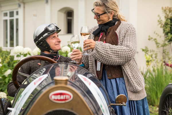 … 100 und einem Jahr kräftig angestossen.