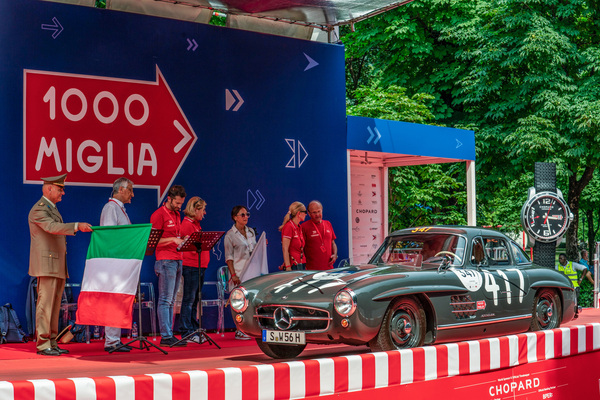 1000 Miglia 2022 - Mercedes-Benz 300 SL (W 198) aus der Sammlung von Mercedes-Benz beim Start in Brescia