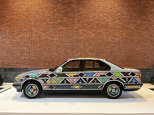 Bild 12: Esther Mahlangu BMW 525i 1991 () – Art Cars im Louwman Museum