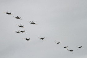 12 Spitfire im Vorbeiflug - Impressionen vom Goodwood Revival 2015