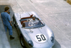 12 Stunden von Sebring 1961: Hans Herrmann im Porsche 718 RS 61 (Chassis #044)