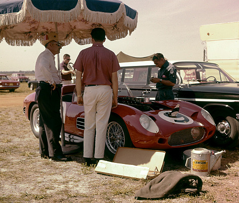 12 Stunden von Sebring 1961: Rennvorbereitungen Pete Lovely und Jack Nethercutt - wegen defekter Ölpumpe ausgeschieden