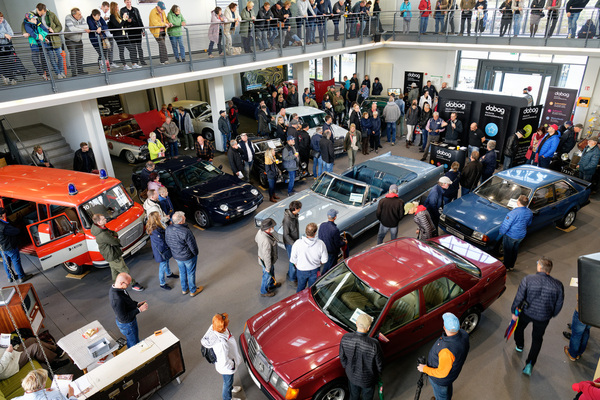 Bild 13 Fahrzeuge in der Auktion, vom Mercedes-Benz W124 bis zum '59er Ford – Oldtimer-Show Berlin 2022