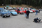 Bild: 13. Winter-RAID 2016 - Tag 2 - Typische Raid-Szene mit vollem Oldtimer-Parkplatz, diskutierenden Fahrern und eifriger Filmcrew