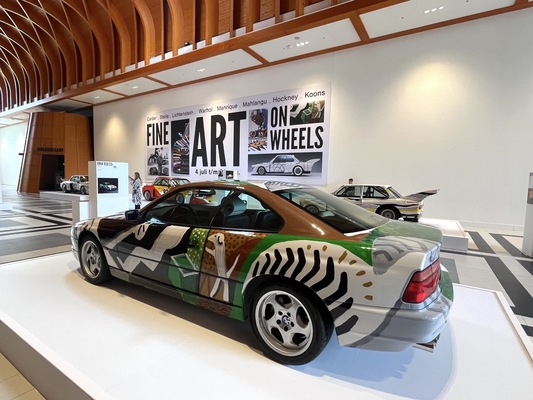 Bild 14: David Hockney BMW 850 CSi (1995) – Art Cars im Louwman Museum