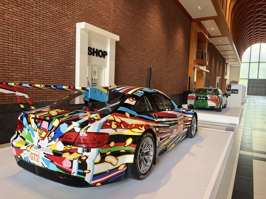 Bild 17: Jeff Koons BMW M3 GT2 (2010) – Art Cars im Louwman Museum