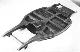 1940 erhielt Porsche den Auftrag, einen neuen Oberklassewagen für Steyr zu entwickeln. Der Plattformrahmen war Komendas Beitrag