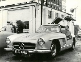 1955er 300 SL Flügeltürer, der heute Automuseum von Caister Castle steht, im Jahr 1962 bei einem Clubrennen in England