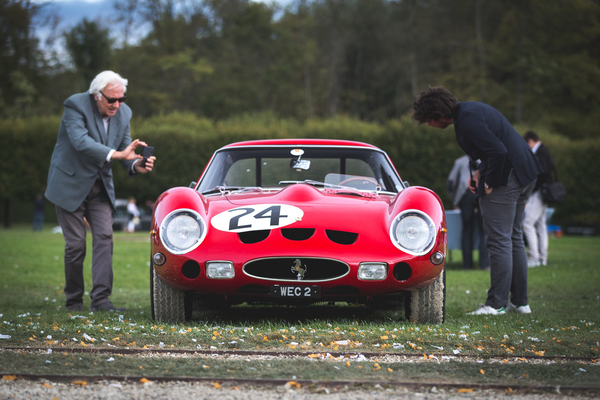 1961 kostete der Ferrari 250 GTO eindrückliche DM 72’000, inflationsbereinigt wären das heute EUR 170’455. Wenn aber einmal eines der 33/36 gebauten Coupés den Besitzer wechselt, dann sind mindestens EUR 50 Millionen fällig, das etwas 300-fache des Neupreises.