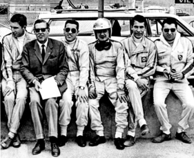 1968 nahm unser langjähriger Freund Fritz Huschke von Hanstein Abschied als Porsche-Rennleiter - Rolf Stommelen, Joe Buzzetta, Hans Herrmann, Vic Elford und Gerhard Mitter