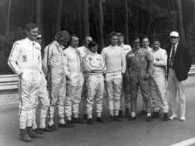 Bild: 1970 in Le Mans während der Produktion des Filmes "Le Mans" mit Steve McQueen. 4.v.l. Gérard Larrousse, 5.v.l. David Piper, 7.v.l. Steve McQueen, 8.v.l. Derek Bell, 2.v.r. Herbert Linge