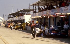 (1986) - Die Boxengasse während dem Rennen - einige GT Wagen werden hier gerade wieder fit gemacht (12 Stunden von Sebring 1986)