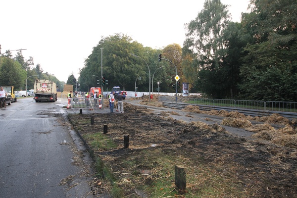 2. Aufräumarbeiten nach dem Strohballenbrand am Samstagmorgen