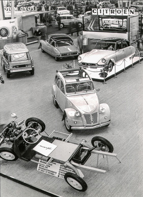 2 CV und DS auf dem Messestand von Citroën Deutschland auf der Frankfurter IAA 1958 (1959)
