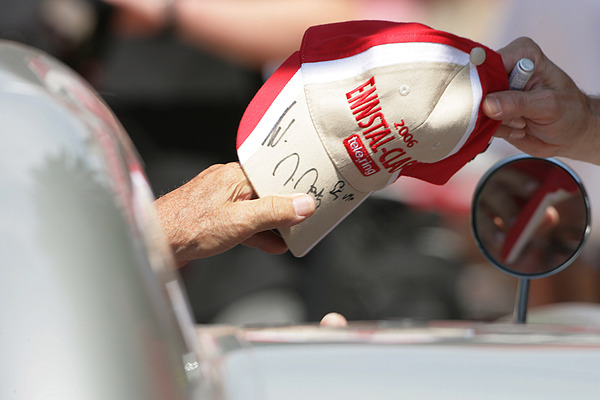 20 Jahre Ennstal Classic! Sir Stirling Moss gibt das von ihm signierte Kapperl an den Fan zurück. Die Ennstal Classic hat sich im Lauf der Zeit von einer Gaudi-Veranstaltung zur zweitgrössten Oldtimer-Rallye hinter der Mille Miglia entwickelt