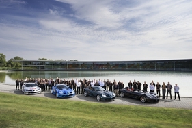 20 Jahre Mercedes-Benz SLR McLaren – Zu den Feierlichkeiten anlässlich des Jubiläums gehörten eine Fahrzeugausstellung und Mitarbeiterpräsentationen im MTC sowie ein Besuch von 21 Mitgliedern des SLR-Clubs Deutschland 20 Jahre Mercedes-Benz SLR McLaren – Zu den Feierlichkeiten anlässlich des Jubiläums gehörten eine Fahrzeugausstellung und Mitarbeiterpräsentationen im MTC sowie ein Besuch von 21 Mitgliedern des SLR-Clubs Deutschland