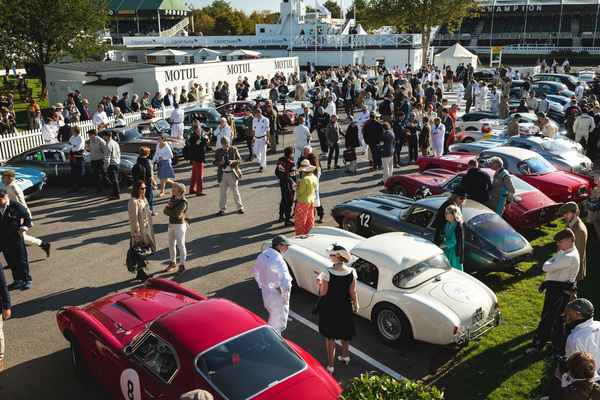 Bild 200 Millionen Pfund oder mehr sind beim Vorstart zum Rennen um die Kinrara Trophy versammelt - Goodwood Revival 2018