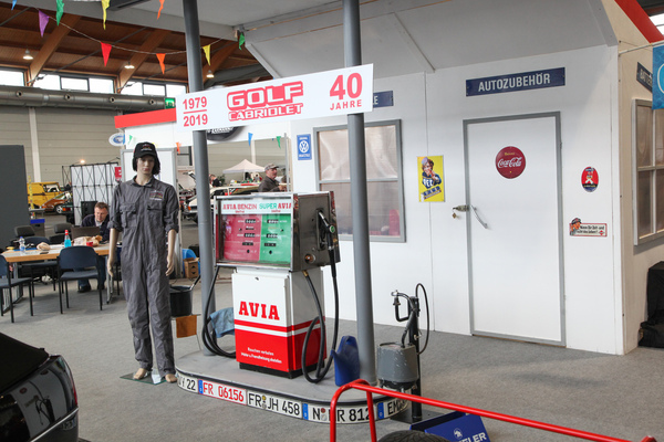 2019 wurden 40 Jahre VW Golf Cabriolet gefeiert, da waren auch die Benzinipreise noch niedriger ... - Motorworld Classics Bodensee 2022