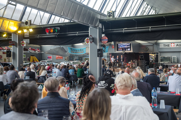 Bild: 230 Gäste wohnten der Jubiläumsfeier "40 Jahre Oldtimer Galerie Toffen" bei
