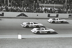 24 Stunden von Daytona 1968 – Formationsrunde nach dem Dreifachsieg der Porsche 907 Langheck