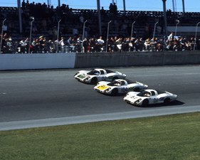 24 Stunden von Daytona 1968 - Porsche feiert den Dreifachsieg der Porsche 907 mit zusätzlichen Ehrenrunden in Formation