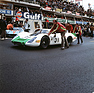 24 Stunden von Le Mans - Jo Siffert und Hans Herrmann auf einem 908 LH Coupé, an der Fahrerseite Peter Falk, am Heck Hans Mezger