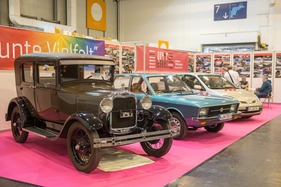 25 Jahre schwuler Oldtimer-Club "Querlenker", u.a. mit einem Erstgenerations-Toyota Prius (hinten) – Techno Classica 2023
