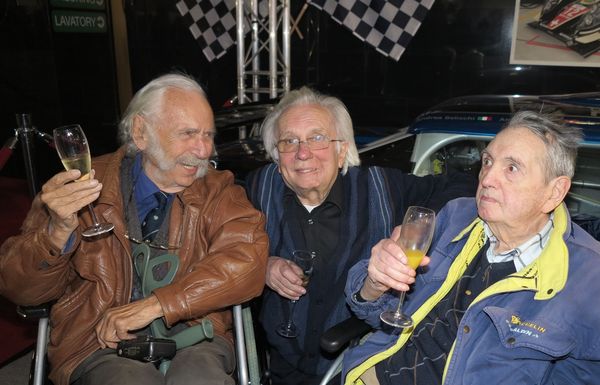 254 Jahre auf einem Bild mit John Gretener (links, 87), Georges Gachnang (82) und André Wicky – Impressionen von der Buchvernissage «Les Suisses au Mans 2013»