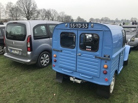 2CV 250-Kastenwagen mit dem modernen Pendant, dem Berlingo - A-Markt 2019